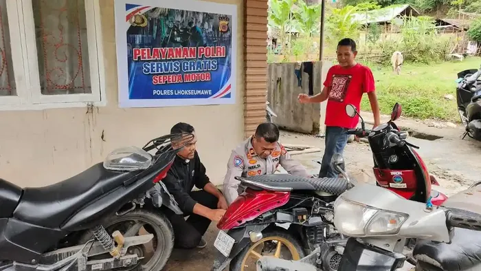 Pos servis dan cuci motor gratis yang diberikan Polres Lhoksumawe untuk korban banjir dan longsor di Sumatera