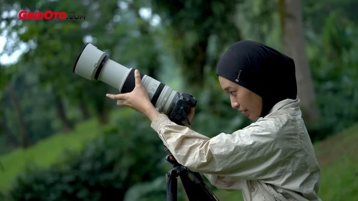 Anya Cahyara sedang motret burung di alam liar 