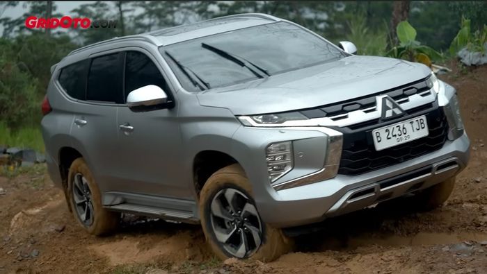 Mistubishi Pajero Sport saat melewati jalanan berlumpur 