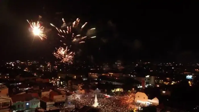 Malam pergantian tahun 2025 di sekitar Tugu Jogja, tahun lalu