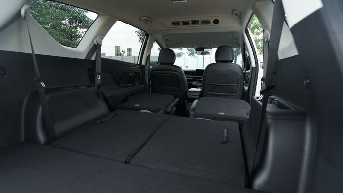 Pelipatan jok baris 2 dan 3 menghasilkan kargo lantai rata