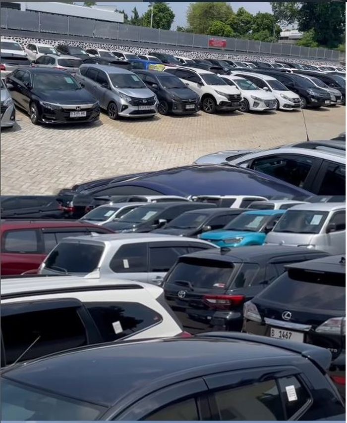 Ratusan mobil bekas berbagai merek dan model di balai lelang IBID