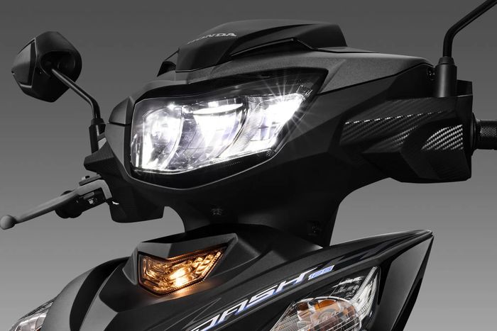 Single headlamp kembali diterapkan, ada DRL di bagian dada