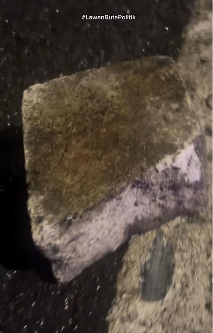 Barang bukti batu yang diduga digunakan untuk memecah kaca mobil VW Polo milik Aktivis dan influencer, Virdian Aurellio Hartono