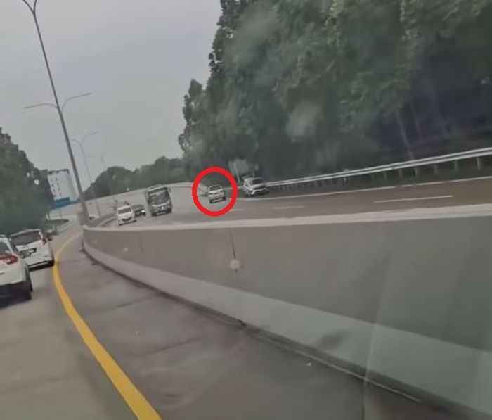 Tampak dalam lingkaran merah, Toyota Avanza melawan arus di tol Kunciran-Cengkareng (JKC) arah Bandara Soekarno-Hatta, (3/1/26)