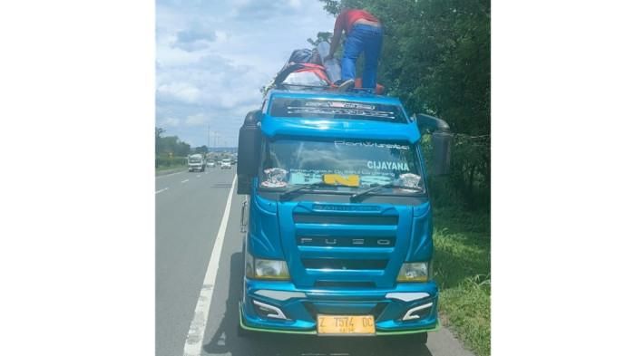 Isuzu Elf jurusan Garut-Bandung berhenti di bahu jalan tol Purbaleunyi