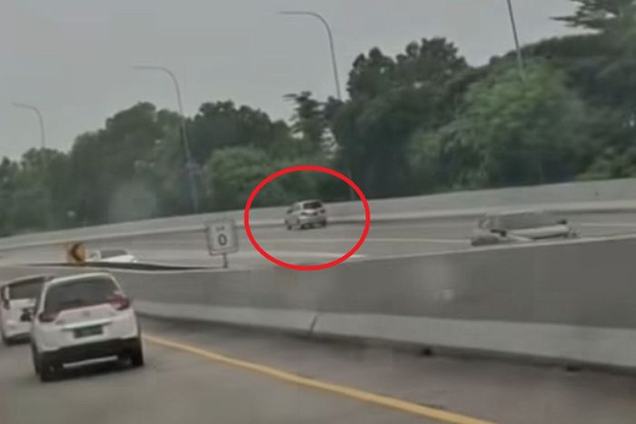 Terlihat jelas Toyota Avanza misterius melawan arus di tol Kunciran-Cengkareng arah Bandara Soekarno-Hatta, 