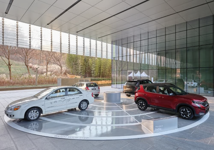 Pameran 80 tahun KIA bertema The Legacy of Movement yang berlokasi di KIA Vision Square