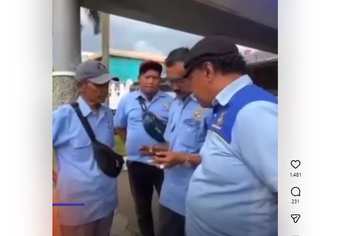 Beberapa sopir taksi bandara Abdul Rachman Saleh Malang, Jawa Timur yang melarang sopir travel jemput penumpang