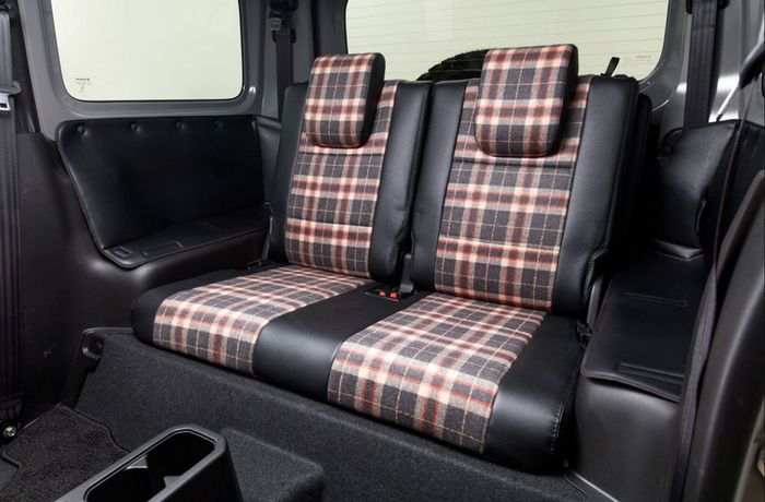 di bagian interior, dibekali lapisan jok bergaya retro