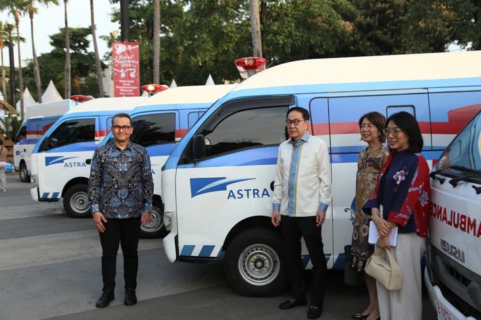 Presiden Komisaris Astra Prijono Sugiarto (kedua kiri), Direktur Astra Gita Tiffani Boer (kedua kanan), Chief of Corporate Affairs Astra Boy Kelana Soebroto (kiri) dan Head of Corporate Communications Astra Windy Riswantyo (kanan) saat meninjau ambulans yang diserahkan oleh PT Astra International Tb