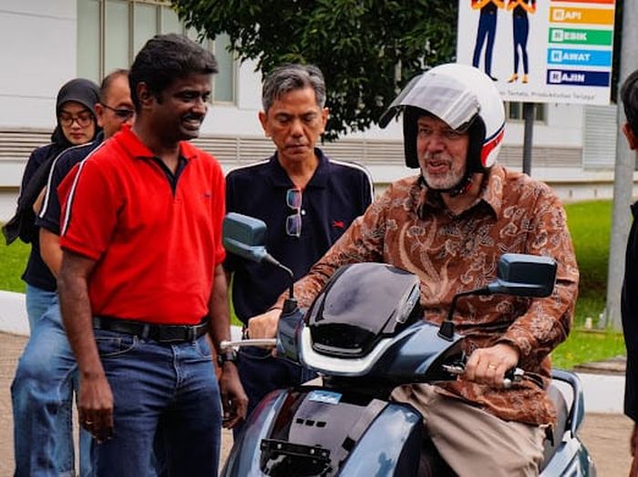 Daniel Blockert coba langsung motor listrik buatan TVS di pabrik