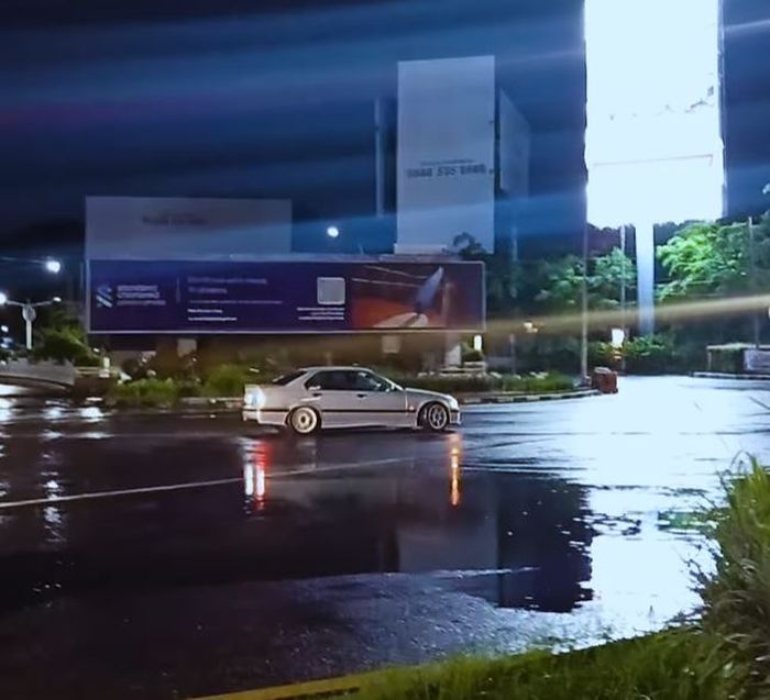 BMW E36 drifiting di Simpang Pondok Indah Mall, Kebayoran Lama, Jakarta Selatan