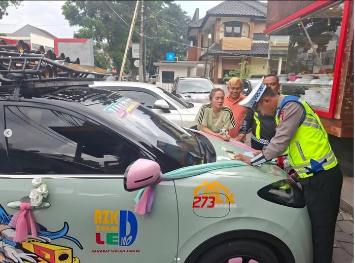 Pengemudi dan penumpang Wuling Binguo EV yang pamer strobo dan klakson telolet di Ciputat, Tangerang Selatan akhirnya ditilang Polisi