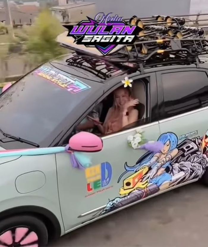 Penumpang wanita Wuling Binguo EV yang keliaran di Ciputat, Tangerang Selatan pakai strobo dan klakson telolet