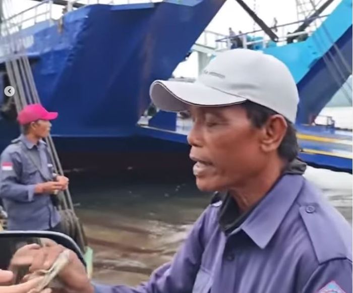 Dua pekerja jasa angkat jerambah di dermaga LCM pelabuhan Gilimanuk yang dituding melakukan pungli Rp 4.000 jasa keset