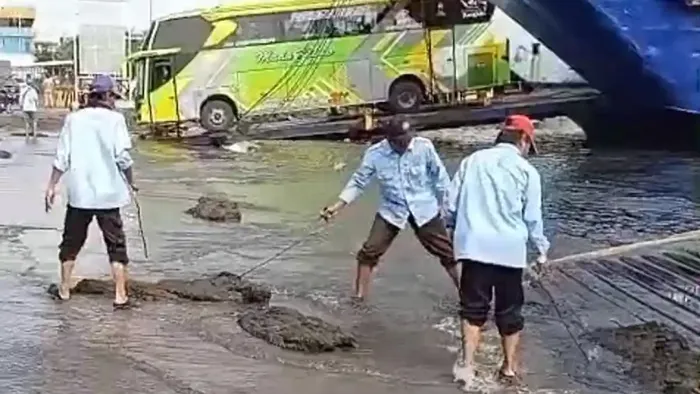 Petugas Jasa Angkut Jerambah di pelabuhan Gilimanuk yang setiap hari memandu motor, mobil dan truk masuk kapal feri dengan aman