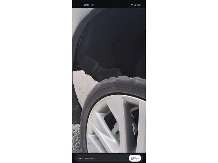 Bagian dinding ban atau sidewall ban Innova Zenix tipe Q yang koyak