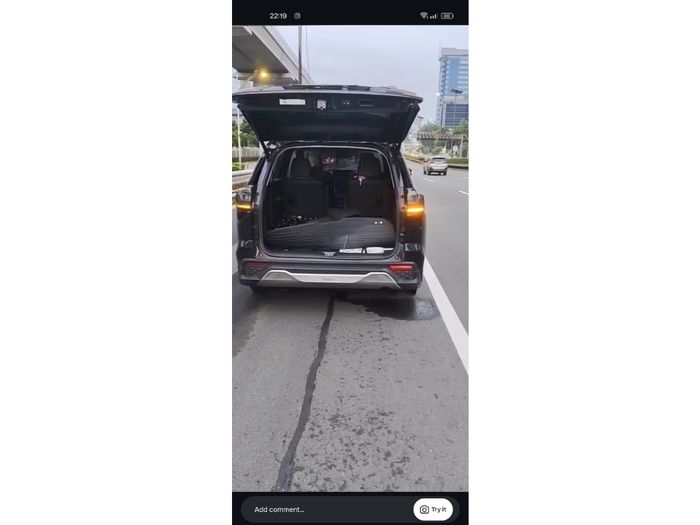 Insiden pecah ban di Innova Zenix tipe Q di tol Jakarta- Cikampek (1/1/2026)