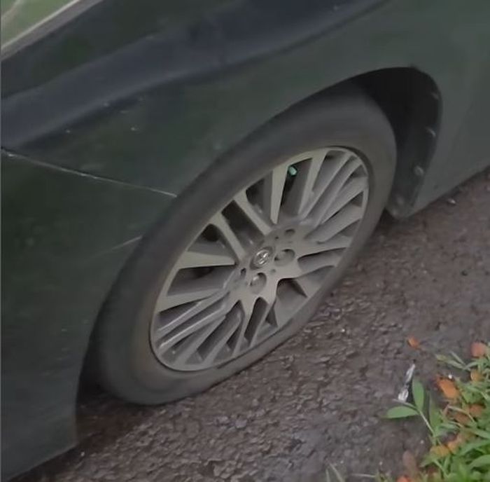 Ban Toyota Alphard pecah depan belakang sebelah kiri akibat lubang jalan tol Cipali di KM 129-140