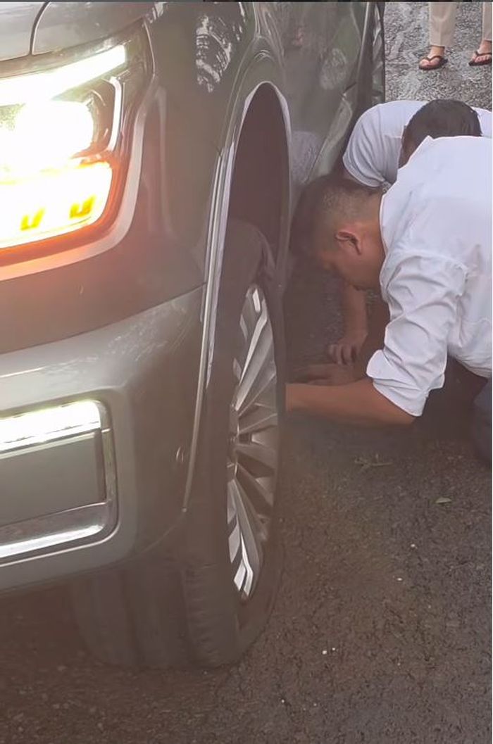 GWM Tank 500 Hybrid yang mengalami pecah ban bersama Honda Brio dan Toyota Alphard di KM 139 tol Cipali