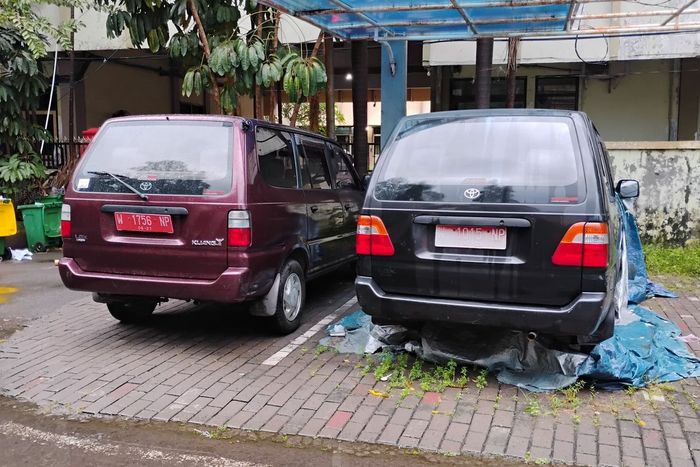 Dua Toyota Kijang Kapsul milik Pemerintah Kabupaten Sidoarjo, Jawa Timur
