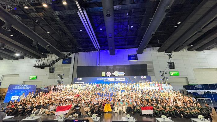 Inovasi pengelolaan lalu lintas penjemputan siswa karya pelajar Jakarta meraih penghargaan tertinggi kategori youth dalam ajang Bangkok International Intellectual Property, Invention, Innovation and Technology Exposition (IPITEx) 2026 yang digelar di BITEC, Bangkok, 5&ndash;9 Januari 2026. Aplikasi bernama Traffigo, yang dikembangkan siswa Mentari Intercultural School Jakarta (MISJ), menyabet International Young Inventor Award, sekaligus medali emas dan Special Award dari Nizhny Novgorod State Technical University. IPITEx 2026 diikuti 883 tim dari 24 negara dan dikenal sebagai salah satu kompetisi inovasi terbesar di Asia. Traffigo merupakan sistem manajemen lalu lintas dan koordinasi penjemputan siswa berbasis aplikasi mobile yang memanfaatkan GPS dan notifikasi real-time. Aplikasi ini dirancang untuk mengurangi kemacetan di sekitar sekolah pada jam pulang. Proyek tersebut dikembangkan oleh Zihny, Amartya Equinarru, Arga Aryasena Wiradisuria, Tala Razzaq Nugroho, Erlangga Widyadhana, Jason Hamoraon Raharja, Affan Zalman Madjid, dan Muhammad Fathir Iksya. Uji coba telah dilakukan di tiga sekolah negeri dan swasta di Jakarta Selatan, dengan hasil berupa antrean kendaraan lebih pendek dan waktu tunggu penjemputan yang berkurang. &ldquo;Sangat menyenangkan bisa mempresentasikan proyek kami dan melihat berbagai inovasi dari booth-booth lain. Dengan bimbingan para mentor, kami belajar bagaimana menjawab pertanyaan dengan percaya diri dan mengajak orang berdiskusi,&rdquo; ujar Zihny, salah satu anggota tim. Selain Traffigo, MISJ juga meraih empat medali emas lain melalui inovasi berbasis teknologi, termasuk Dermatect, sistem skrining kanker kulit berbasis machine learning yang diuji di RS Kanker Dharmais, serta TempGo, sistem pengantaran makanan berbasis IoT. Kepala Sekolah MISJ, Aloysius Songky Widya Ananta, mengatakan capaian tersebut menunjukkan kemampuan siswa Indonesia bersaing di tingkat global. &ldquo;Prestasi ini membuktikan bahwa siswa MISJ mampu bersaing di panggung internasional melalui inovasi yang berdampak nyata,&rdquo; ujarnya. Secara keseluruhan, MISJ mengirimkan 10 tim dan membawa pulang medali emas, perak, serta sejumlah special award internasional, menempatkan inovasi pelajar Indonesia dalam sorotan kompetisi global berbasis teknologi dan solusi nyata.