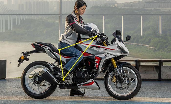 posisi riding Honda NSP lebih tegak dan nyaman dibanding motor sport pada umumnya