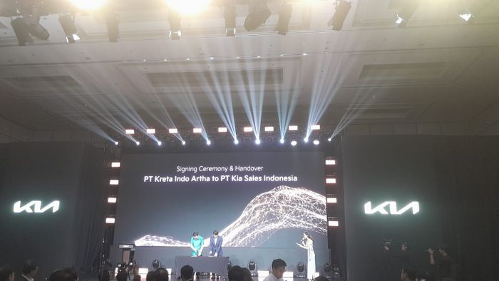Mulai hari ini, pengelolaan dan kepemilikan merek Kia di Tanah Air resmi beralih dari PT Kreta Indo Artha ke Kia Sales Indonesia (KSI).