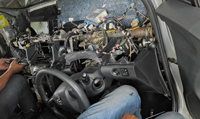 pembongkaran dashboard AC mobil Toyota Yaris