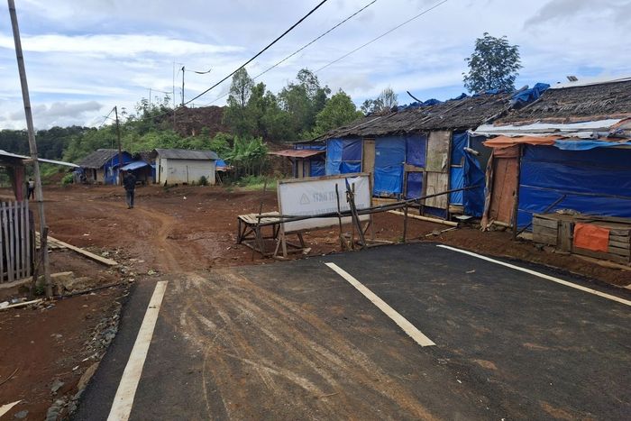 Wilayah Kabupaten Bogor, Jawa Barat sudah beraspal, sedangkan wilayah kabupaten Lebak, Banten masih jalan tanah di perbatasan kedua provinsi