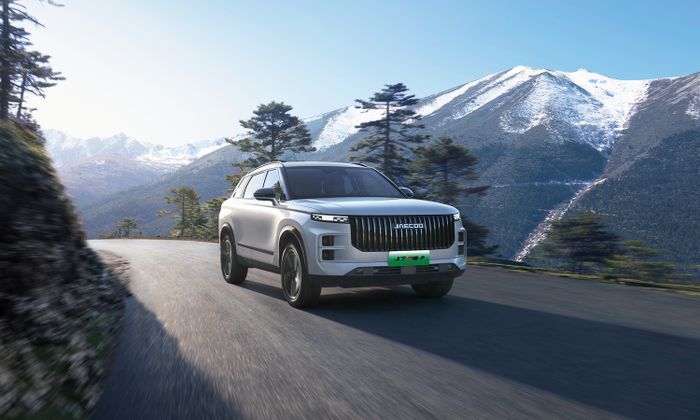 JAECOO J7 SHS-P melintasi kawasan pegunungan, menunjukkan kelayakan serta kestabilan teknologi SHS Super Hybrid untuk digunakan secara global sebagai solusi kendaraan energi baru