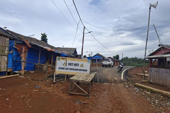 Penampakan jalan di perbatasan Provinsi Banten dan Jawa Barat yang berbeda jauh, wilayah kabupaten Lebak masih jalan tanah