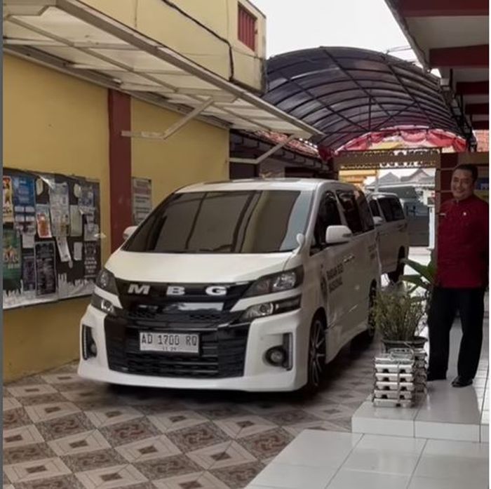 Toyota Vellfire berpelat nomor AD 1700 RQ dipakai menjadi armada angkut Makan Bergizi Gratis (MBG) di kota Sumenep, Jawa Timur lengkap dengan stiker 'Satuan Pelayanan Pemenuhan Gizi