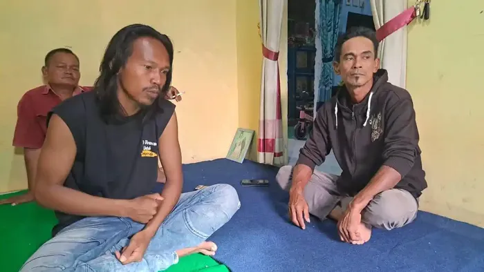 Nurdiansyah (kiri) ditemani Nasrudin (kanan) yang merupakan suami almarhumah Khotimah pasien jantung yang meninggal karena diduga tidak dapat pelayanan ambulans dari Puskesmas 1 Pekuncen, Banyumas