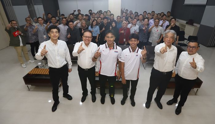 Mario Suryo Aji dan Veda Ega Pratama bersama jajaran direksi PT Astra Honda Motor