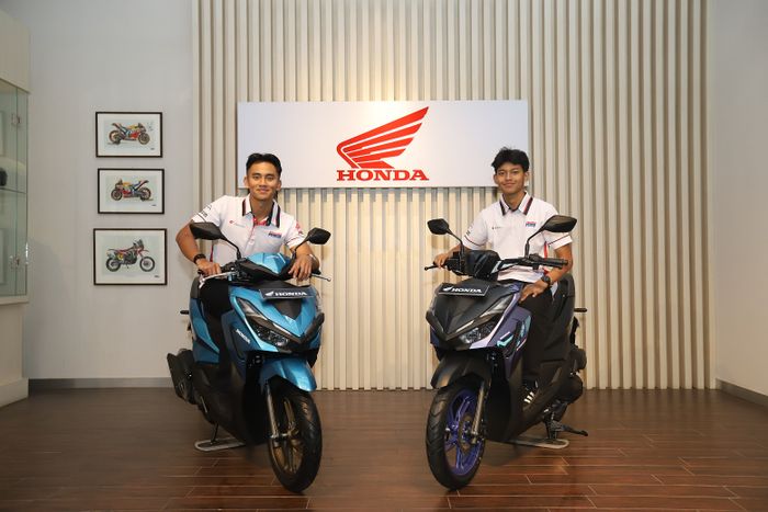 Mario Suryo Aji (kiri) dan Veda Ega Pratama (kanan) siap terbang ke Eropa untuk memulai rangkaian balap Moto2 dan Moto3 2026