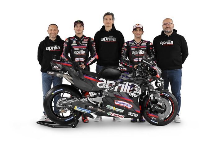 CEO Aprilia, Massimo Rivola (tengah), bersama skuad Aprilia saat launching livery terbaru MotoGP 2026 di Milan, Italia, Kamis (15/1/2026).