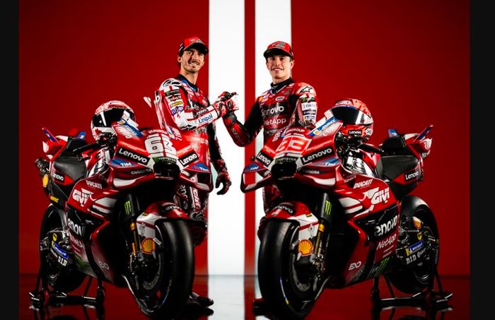 Francesco Bagnaia dan Marc Marquez berpose dalam launching motor Ducati Desmosedici GP26 untuk MotoGP 2026, di Italia, Senin (19/1/2026)