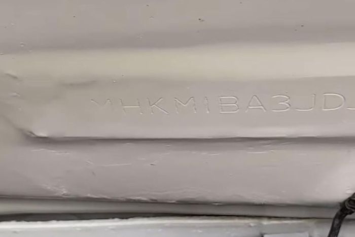 Contoh nomor rangka palsu, karena area sekitarnya dibarengi perbaikan bodi dempul dan bergelombang parah