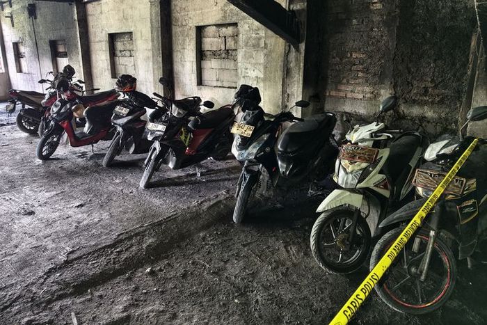 Deretan motor yang selamat dari musibah kebakaran di gedung penitipan motor depan Stasiun Bogor, kota Bogor, Jawa Barat, (19/1/26)