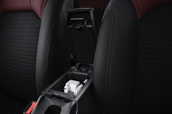 Kompartemen di tengah bangku depan Suzuki Fronx yang bisa dipakai menyimpan barang-barang kecil