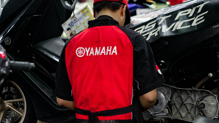 Pengecekan CVT Yamaha NMAX oleh mekanik bengkel resmi Yamaha