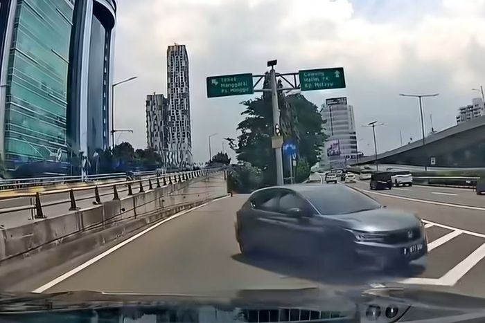 Honda City Hatchback yang masuk tol Dalam Kota Jakarta dengan melawan arah melalui jalan keluar (exit) Tebet, (17/1/26)