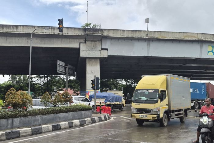 Lampu merah di perempatan Cilincing, Jakarta Utara yang tak ada harga dirinya lagi, saling serobot dan lawan arah tanpa takut kecelakaan
