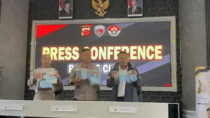 Konferensi Pers Polres Ciamis penangkapan pencurian Daihatsu Sigra taksi online modus jadi penumpang