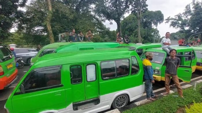 Demo sopir-sopir angkot di Bogor membuahkan hasil. Pemkot pilih hentikan sementara razia