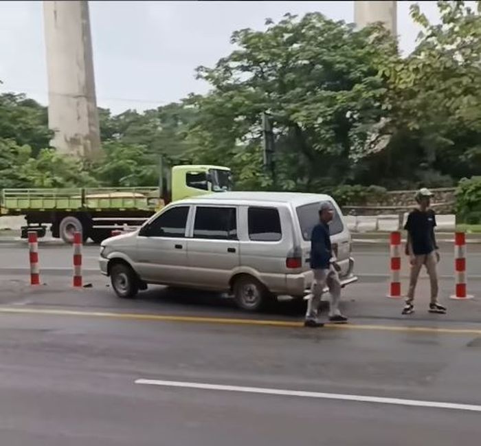 Isuzu Panther yang melaju sendiri di tol Jakarta-Cikampek karena pengemudi tewas mendadak akhirnya berhenti setelah menabrak pembatas jalan