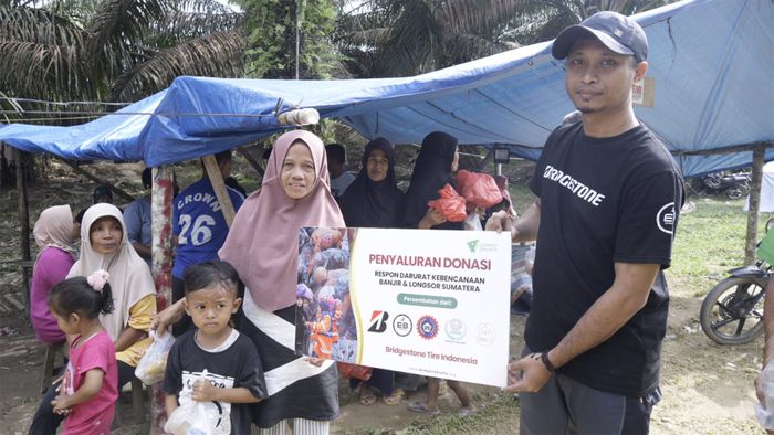 Penyaluran bantuan dari Bridgestone Indonesia kepada para korban bencana banjir bandang Sumatera