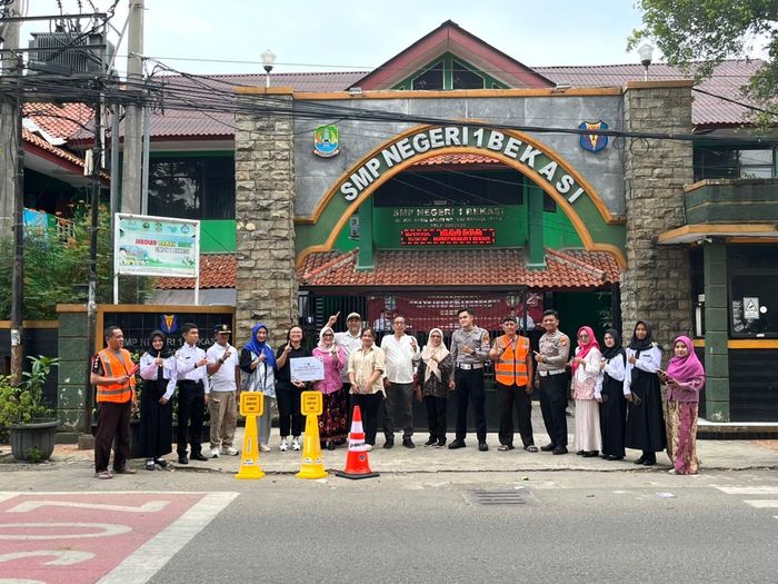 Penyerahan bantuan infrastruktur keselamatan jalan kepada SMP Negeri 1 Bekasi sebagai bagian dari rangkaian Road Safety School Program (RSSP) 2025